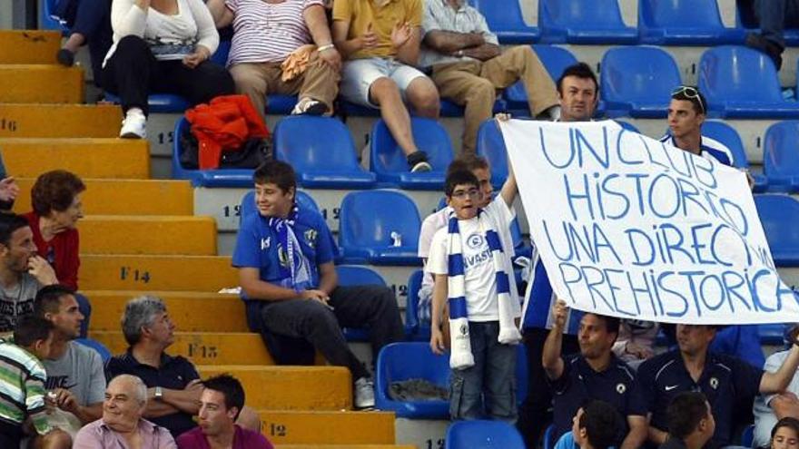 &quot;Un club histórico, una dirección prehistórica&quot;, reflejaba una de las pancartas del sábado en el Rico Pérez.