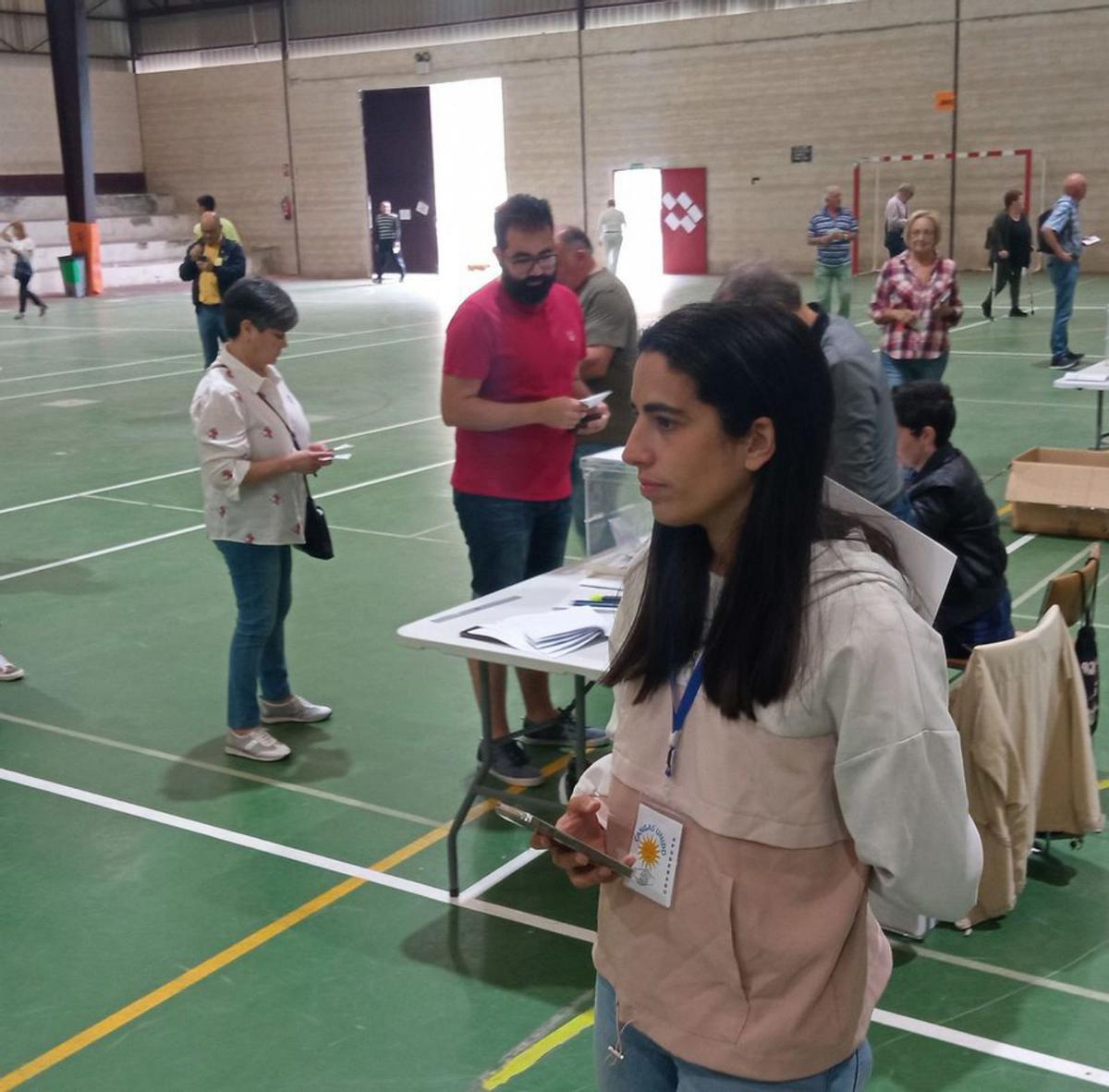 Recuento de votos en el colegio de Nazaret, en las elecciones autonómicas del domingo. |   // G.NÚÑEZ