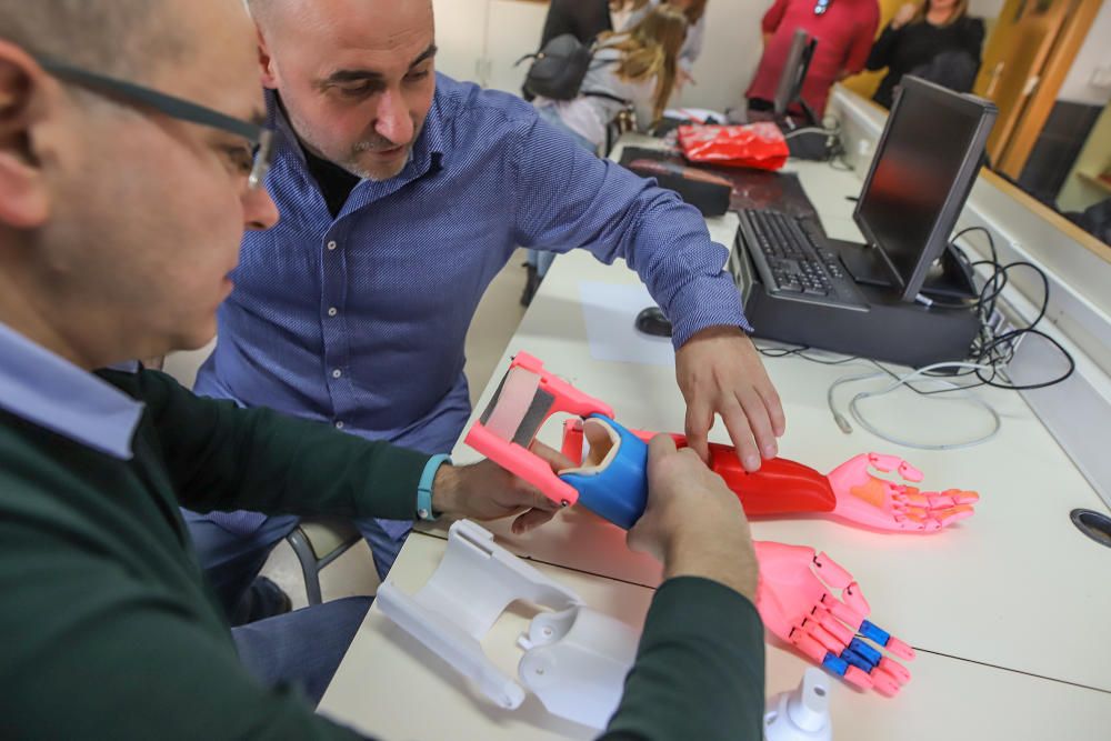 La prótesis de brazo en 3D que fabricaron dos profesores de Orihuela para una niña se mostrará en el museo WorldSkills de Shangái