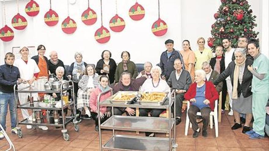 Josefa moyano ofrece una merienda de churros con chocolate a los mayores