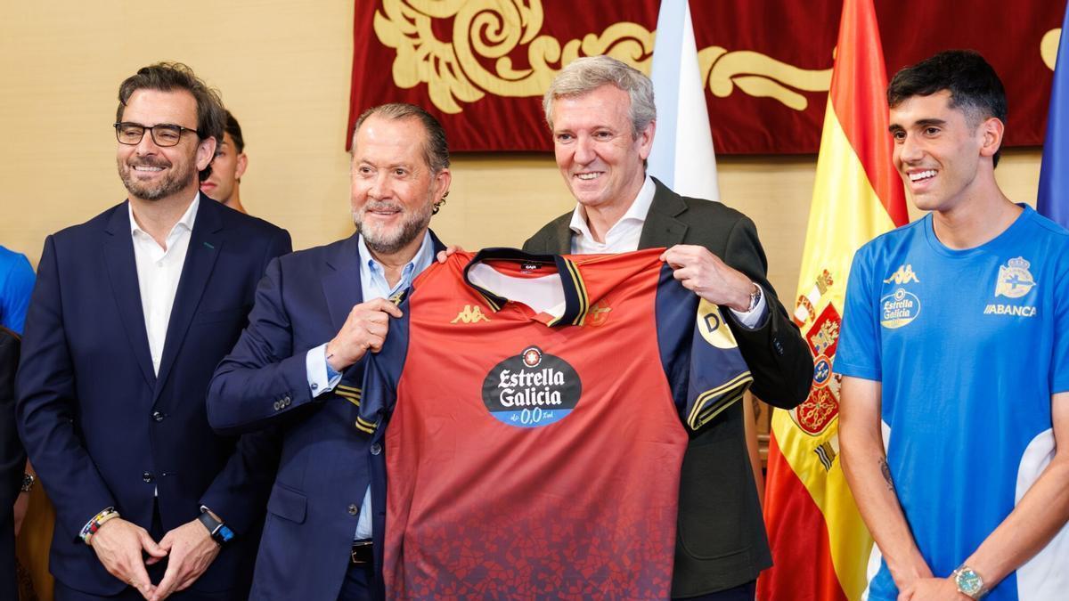 El presidente de la Xunta, Alfonso Rueda, acompañado del conselleiro de Presidencia, Xustiza e Deportes, Diego Calvo, recibe al RC Deportivo tras su ascenso a Primera División