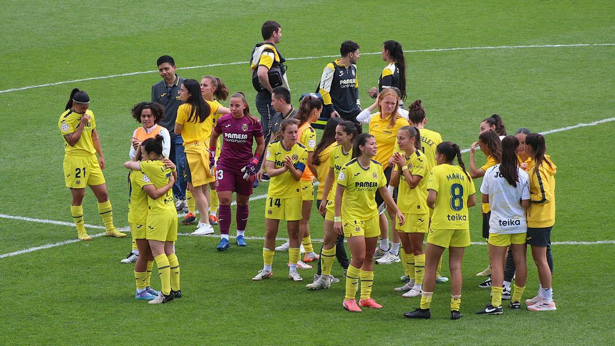 Las jugadoras del Villarreal femenino y el cuerpo técnico celebran la victoria.