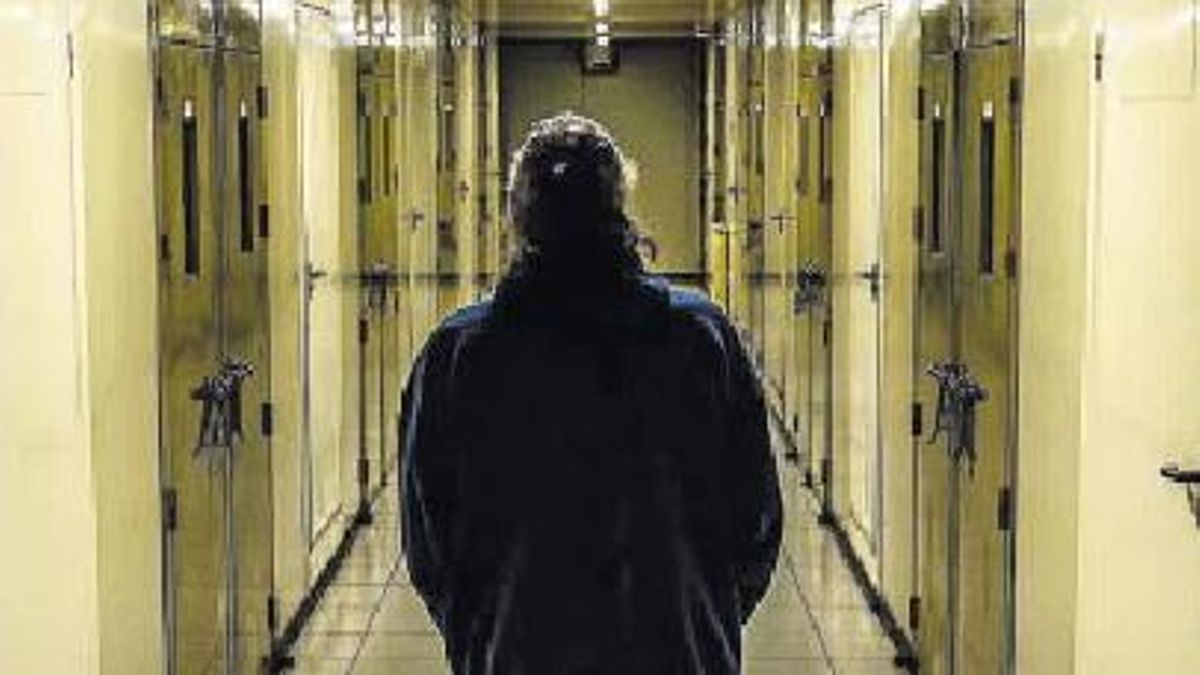 Dos internos agreden gravemente a un compañero de celda en Quatre Camins