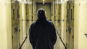 Un pres camina per un dels passadissos de Quatre Camins.