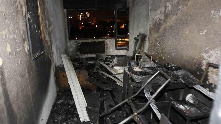 Un voraz fuego en un piso obliga a desalojar un edificio de 9 plantas en el centro de Vigo