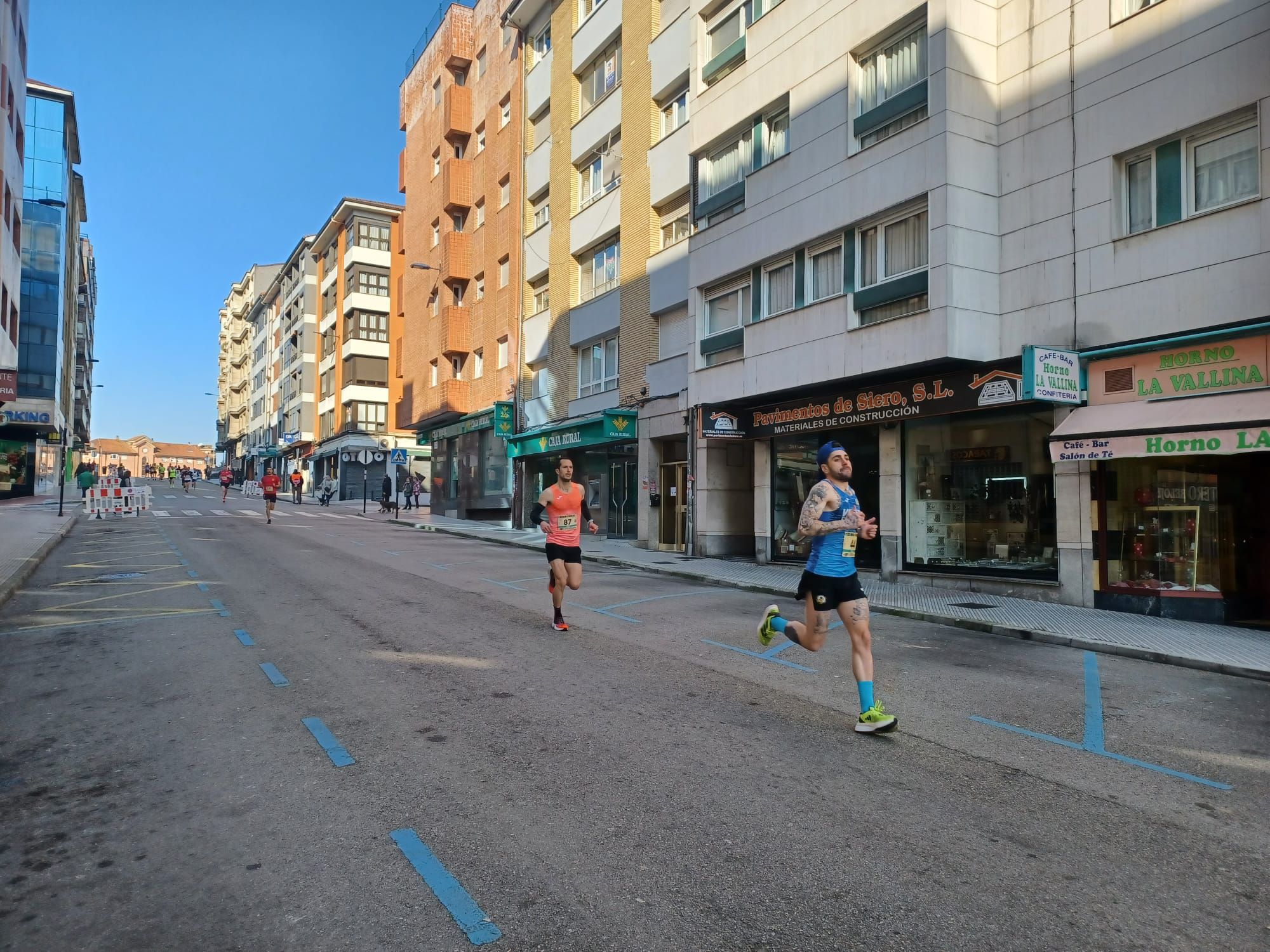 Todas las imágenes de la  XXXIII Media Maratón de Siero: así fue la gran prueba con salida en la Pola