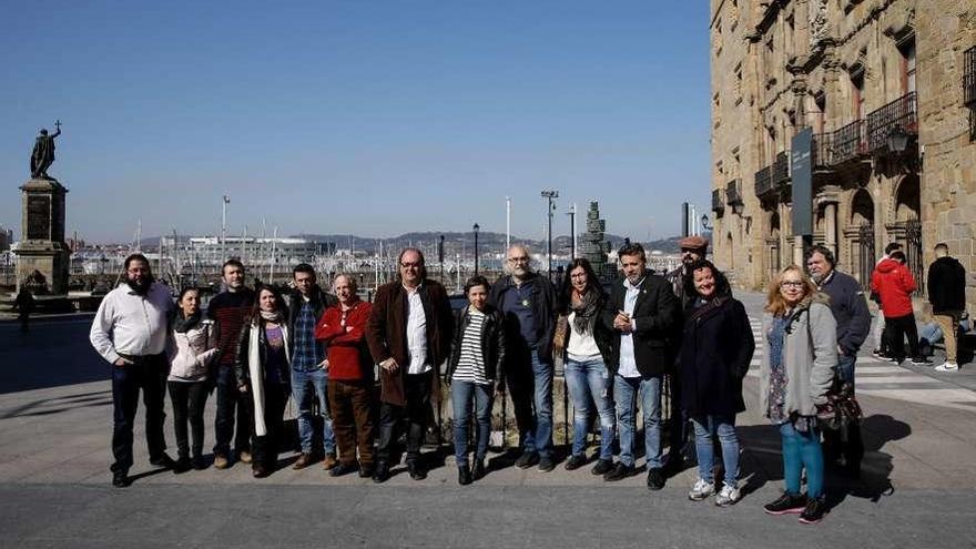 Integrantes de Podemos y Equo, ayer, en la plaza del Marqués, con la candidata a la Alcaldía, Yolanda González Huergo, en el centro, flanqueada por Mario Suárez del Fueyo (izquierda) y Eduardo Campomanes.