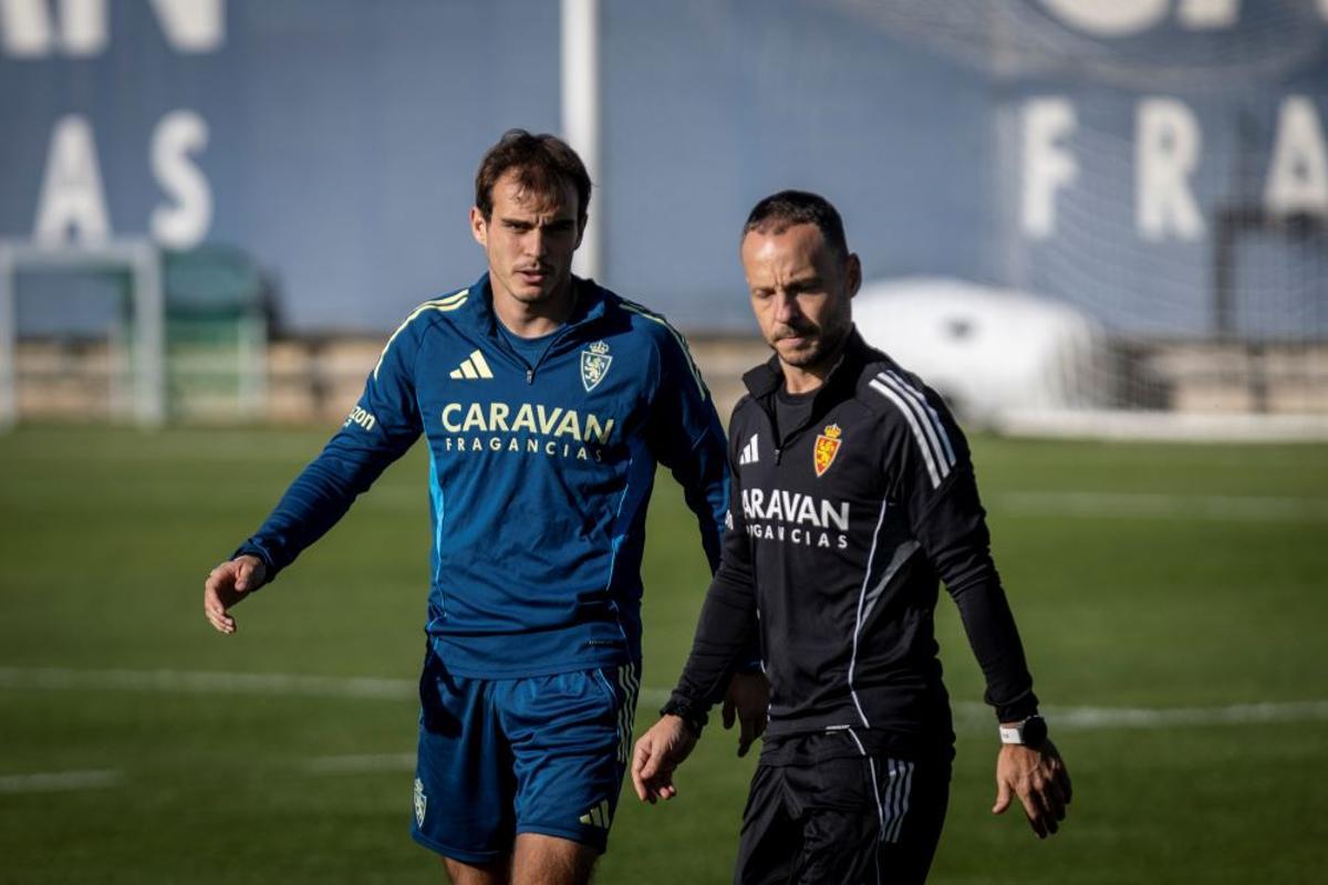 Francho Serrano, junto a uno de los ayudantes del cuerpo técnico y médico en un entrenamiento.