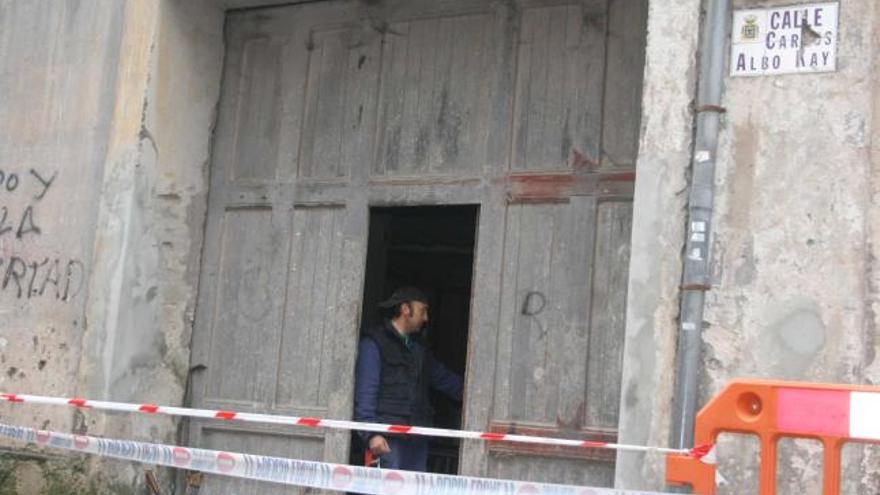 Un operario accediendo, ayer, al teatro Santarúa de Candás.