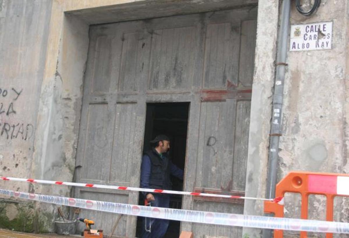 Un operario accediendo, ayer, al teatro Santarúa de Candás.