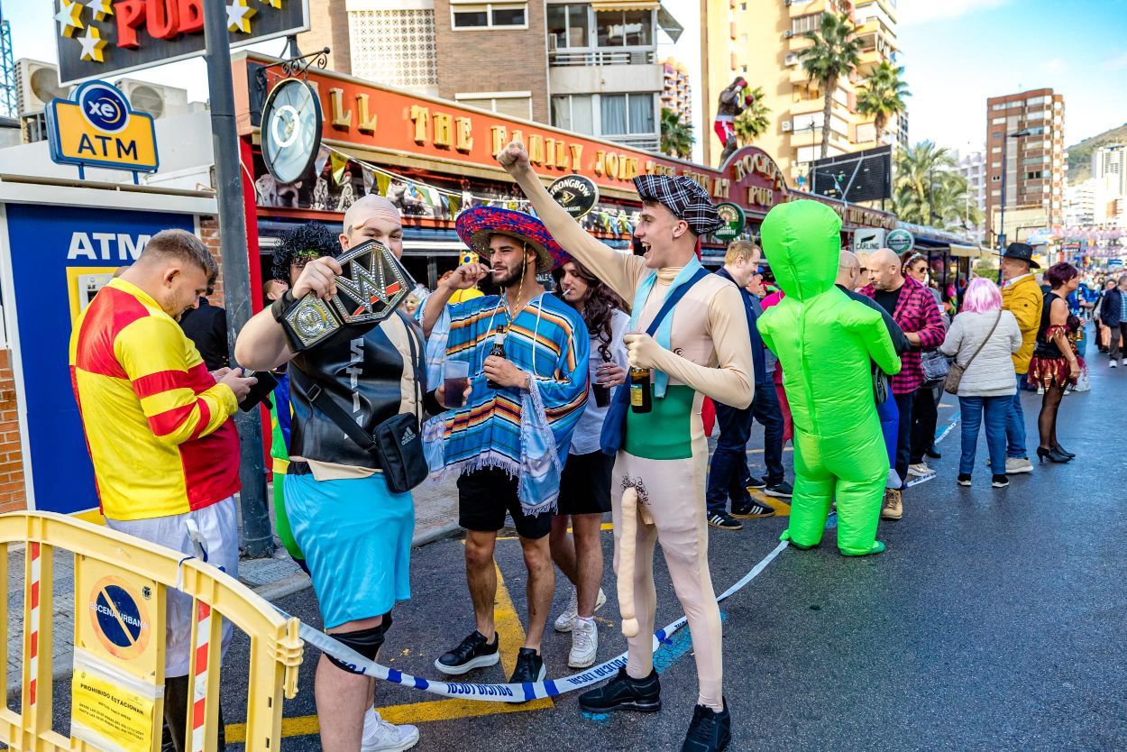 Los británicos desafían a la lluvia y celebran su "Fancy Dress Party" en Benidorm