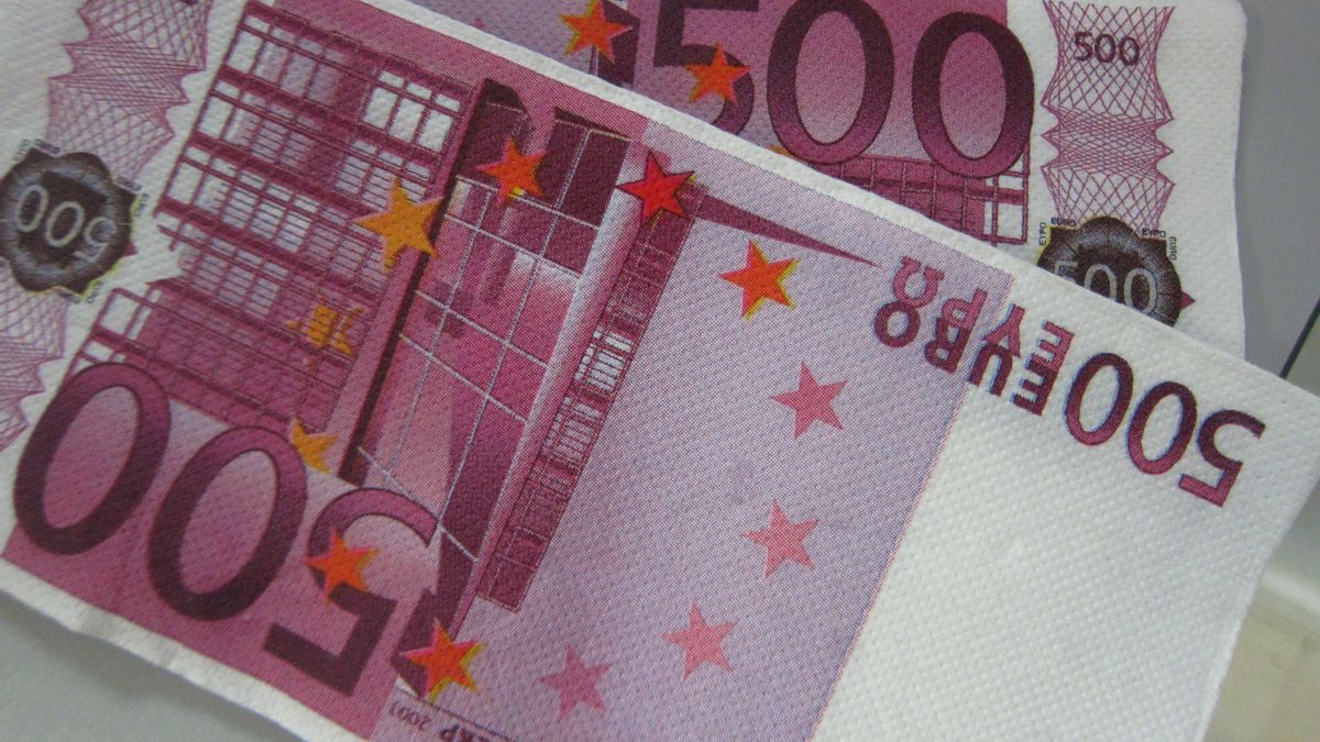 500 euro banknotes. 500 euro banknotes.