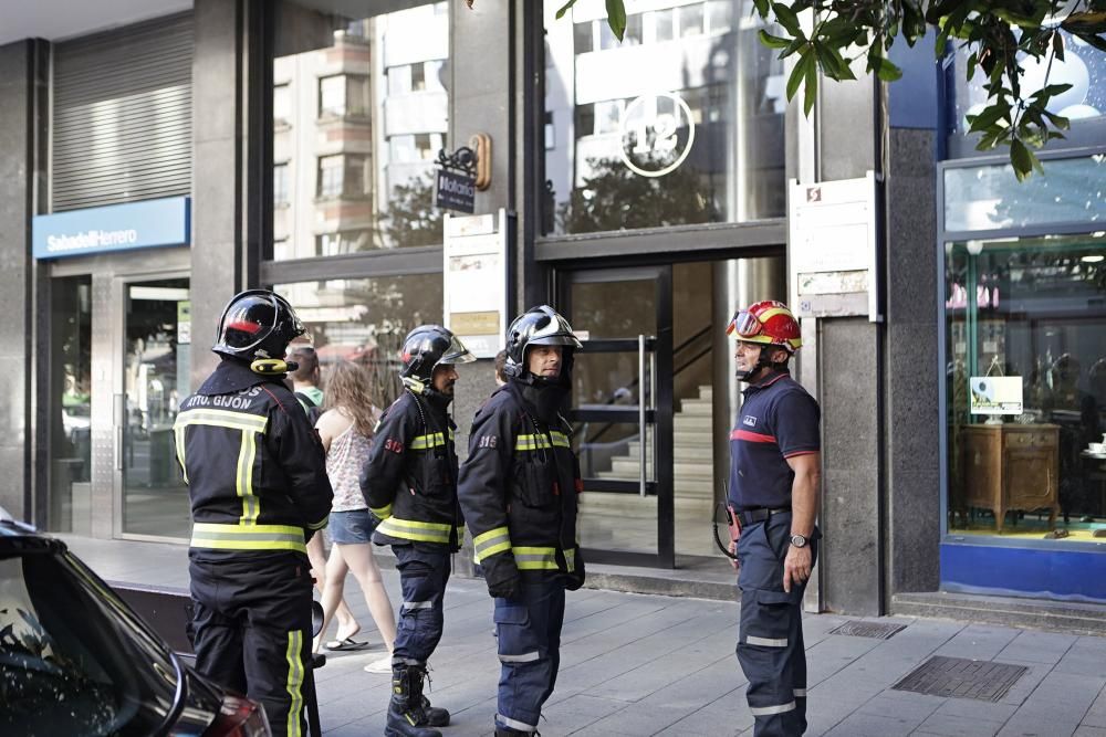 Despliegue de bomberos en Gijón