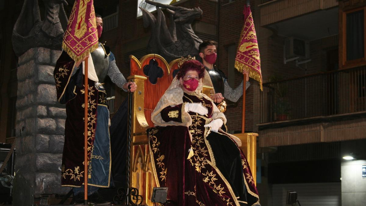 Guiones de los Reyes Católicos durante el desfile de las fiestas de San Clemente, en noviembre pasado.