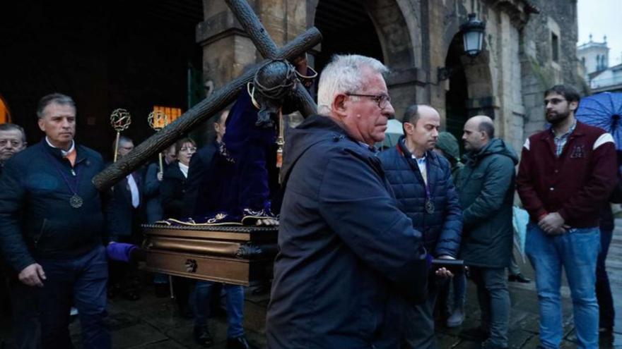 La Cofradía de Nuestro Padre Jesús de Galiana devuelve a Jesusín a su capilla: así fue el retorno