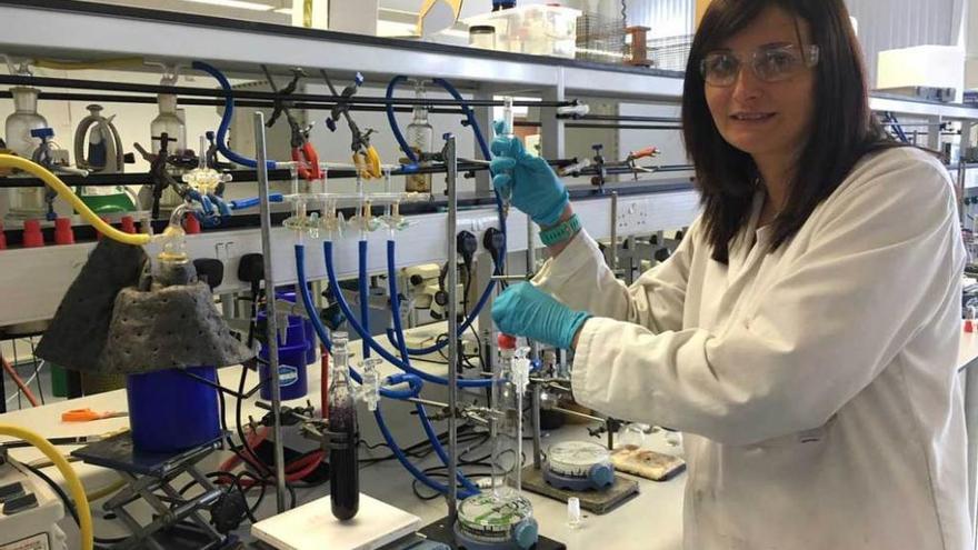 Eva Hevia, trabajando en el laboratorio de su Universidad, en Escocia.