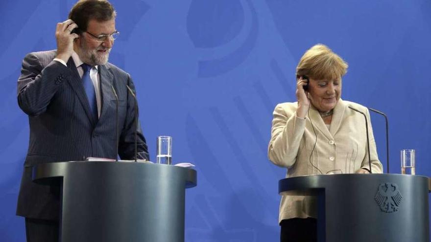 Merkel, en la rueda de prensa con Rajoy, respaldó la postura del presidente sobre Cataluña. // Efe