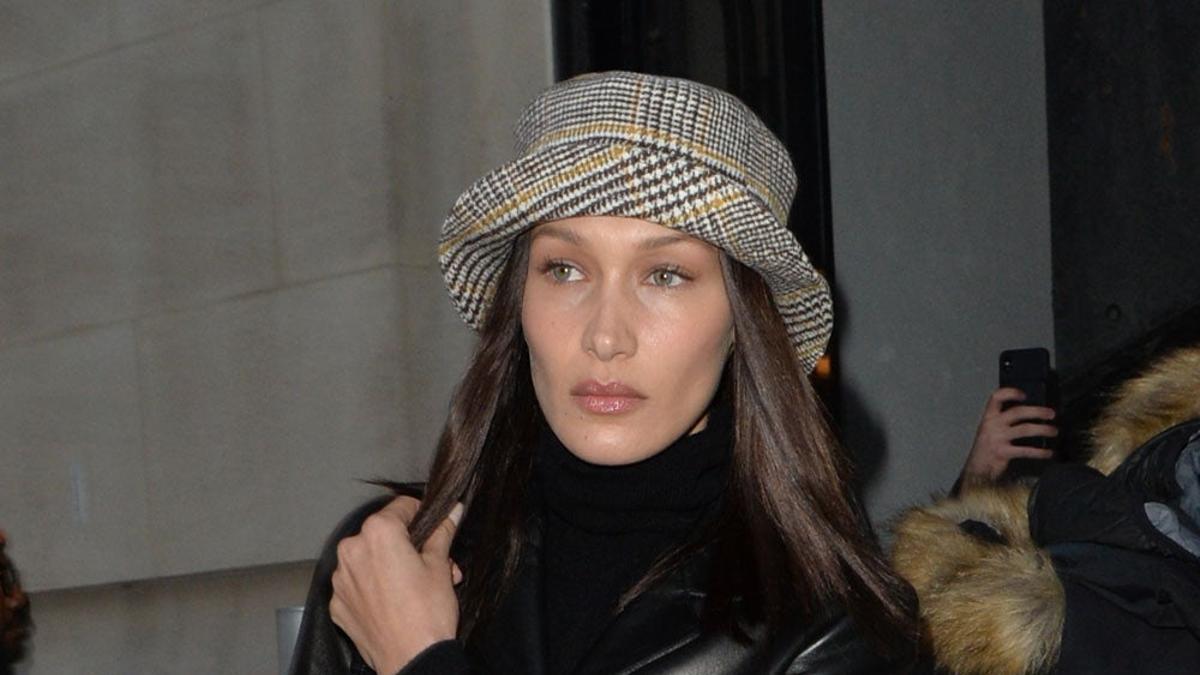 Bella Hadid con gorro 'bucket' de cuadros