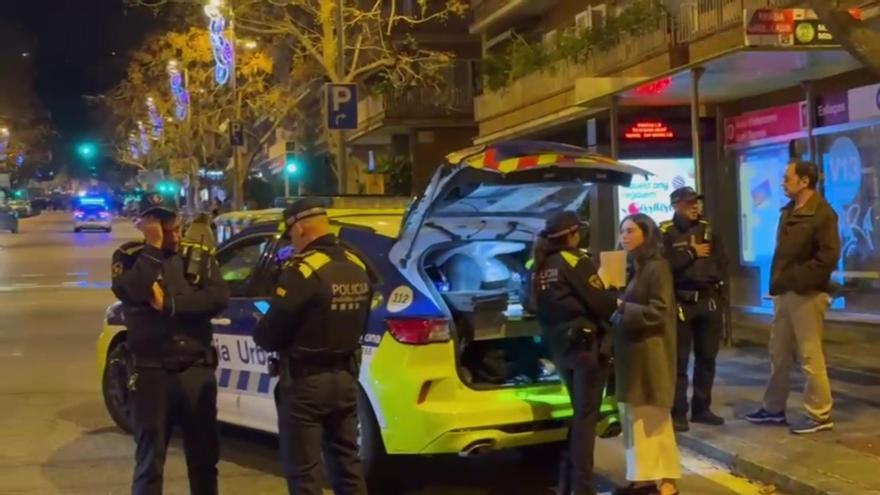 Agentes de la Guardia Urbana en el macrobotellón de la calle de Mandri