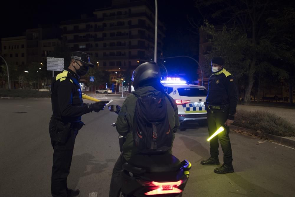 Control policial a la Bonavista de Manresa durant el toc de queda