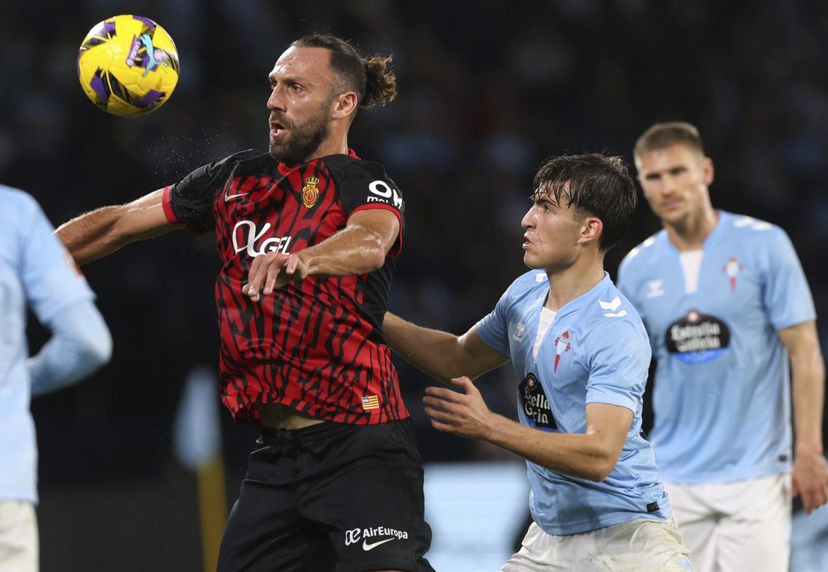 Muriqi controla el balón con el pecho, ante Javi Rodríguez y Starfelt, durante un partido disputado en Balaídos. | JOSE LORES