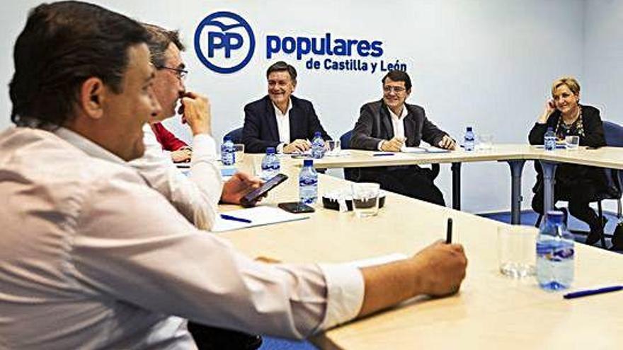 Mañueco preside la reunión con los nueve presidentes provinciales de la formación.