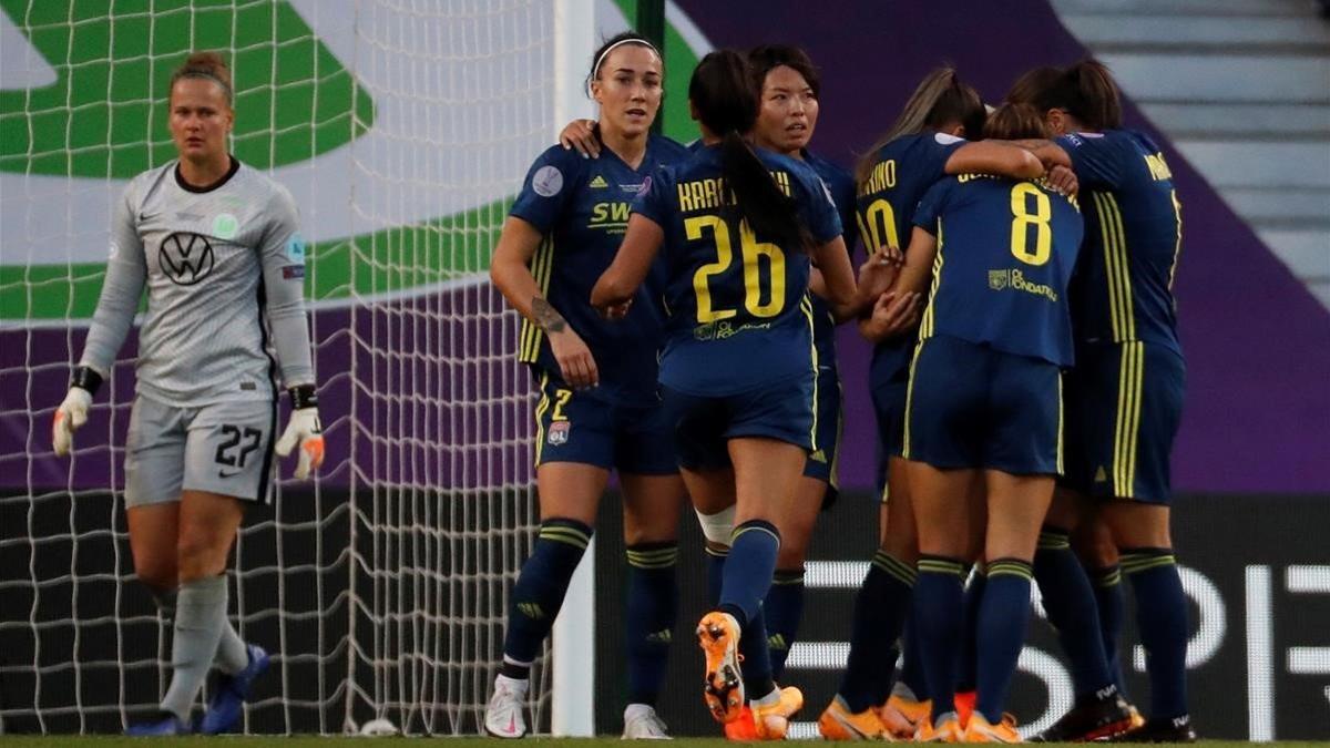 Las jugadoras del Lyon celebran uno de los tres goles de la final.