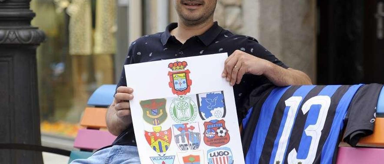 Marc Vidal posa con los escudos de todos los equipos en los que ha jugado. // Bernabé/Javier Lalín