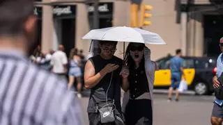El sol abrasador propulsa los paraguas solares en las calles de Barcelona
