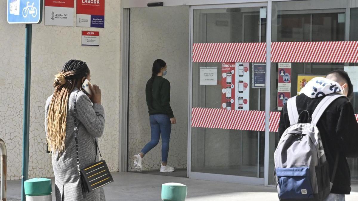 Puertas de la Oficina de Empleo de Castellón. Foto de archivo (2022).