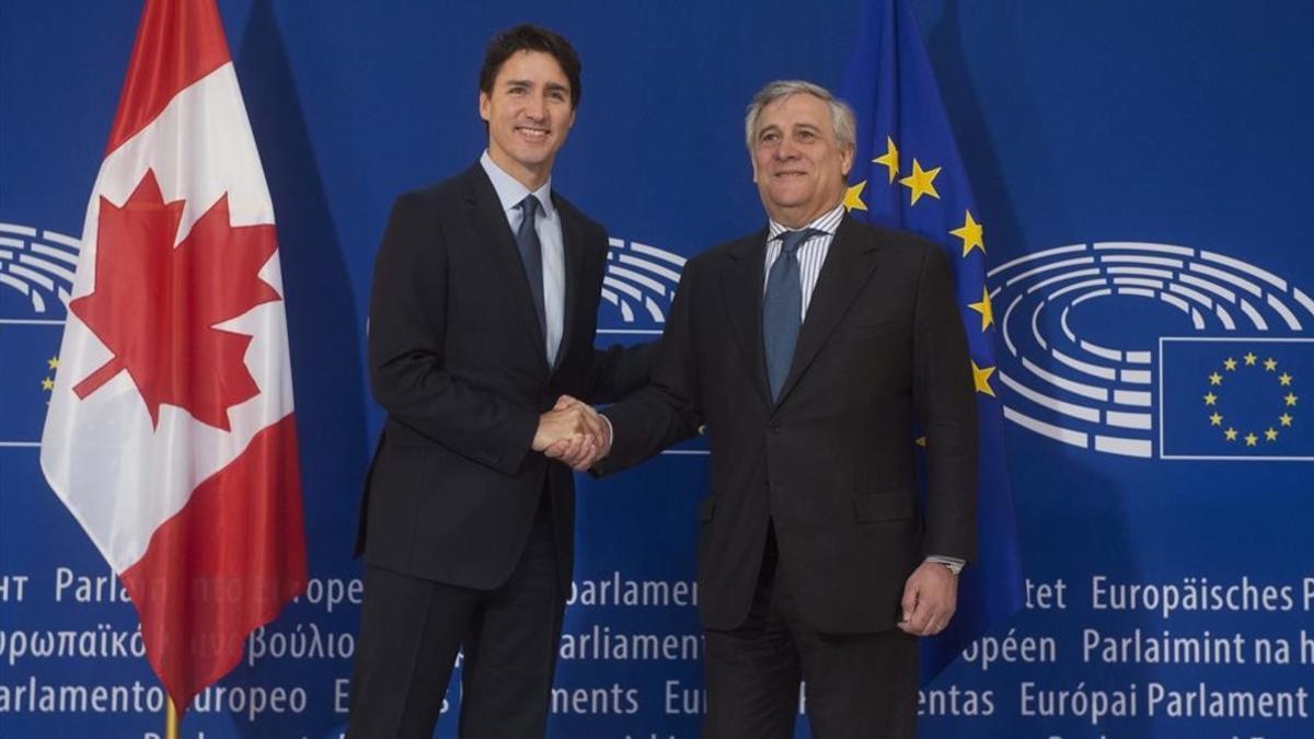 Trudeau (izquierda) posa con Antonio Tajani, presidente del Parlamento Europeo, a su llegada a Estrasburgo (Francia), este jueves.