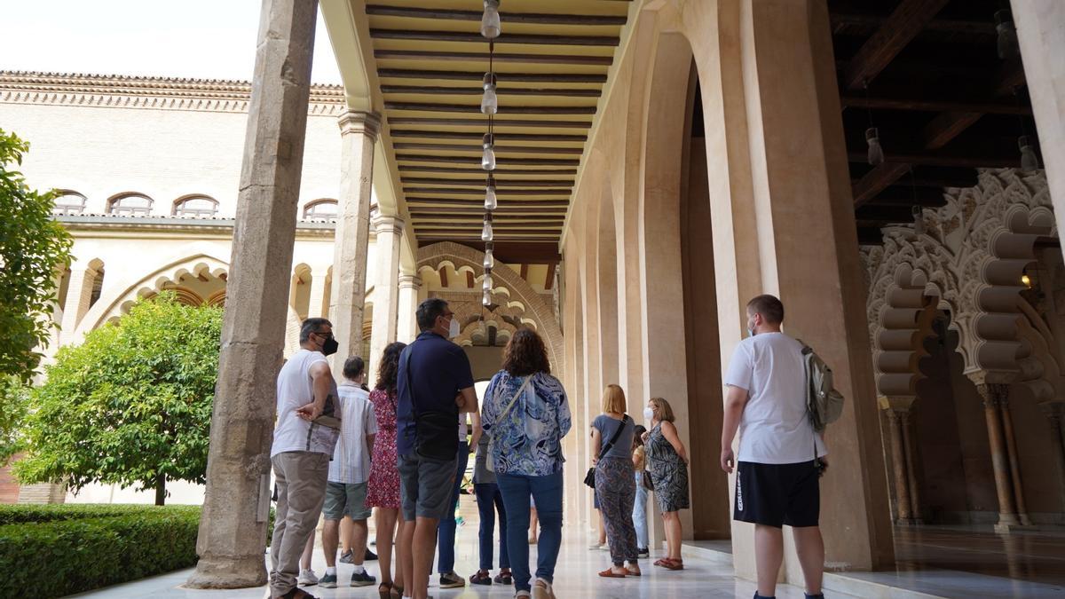 Numerosos turistas visitan La Aljafería.