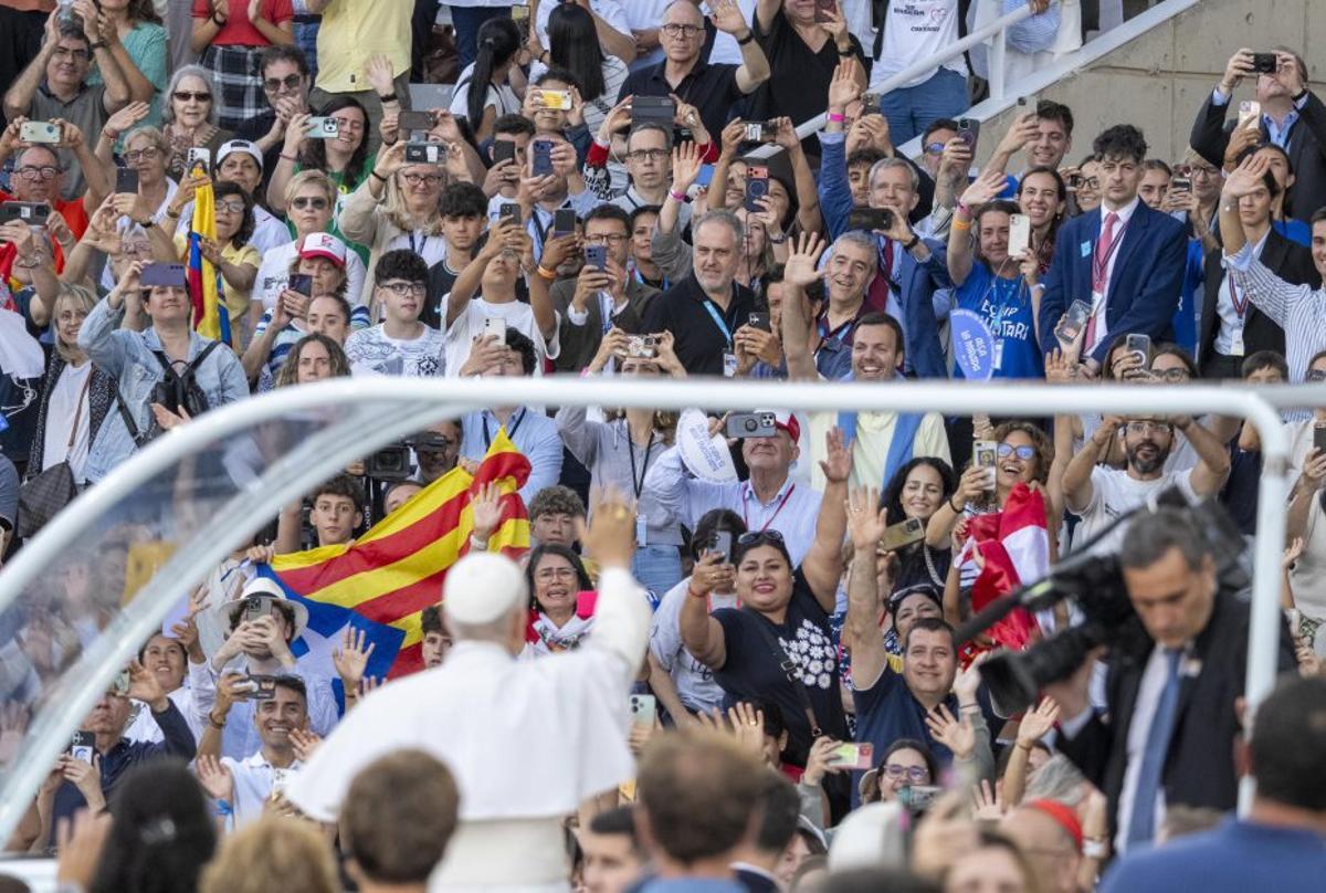 Barcelona es bolca amb Lleó XIV en el seu trajecte en papamòbil