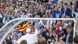 Barcelona es bolca amb Lleó XIV en el seu trajecte en papamòbil