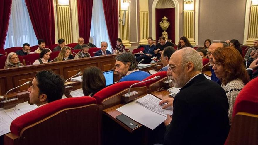 El pleno de Badajoz urge a la Junta, sin el apoyo del PSOE, las autovías de Cáceres y Olivenza