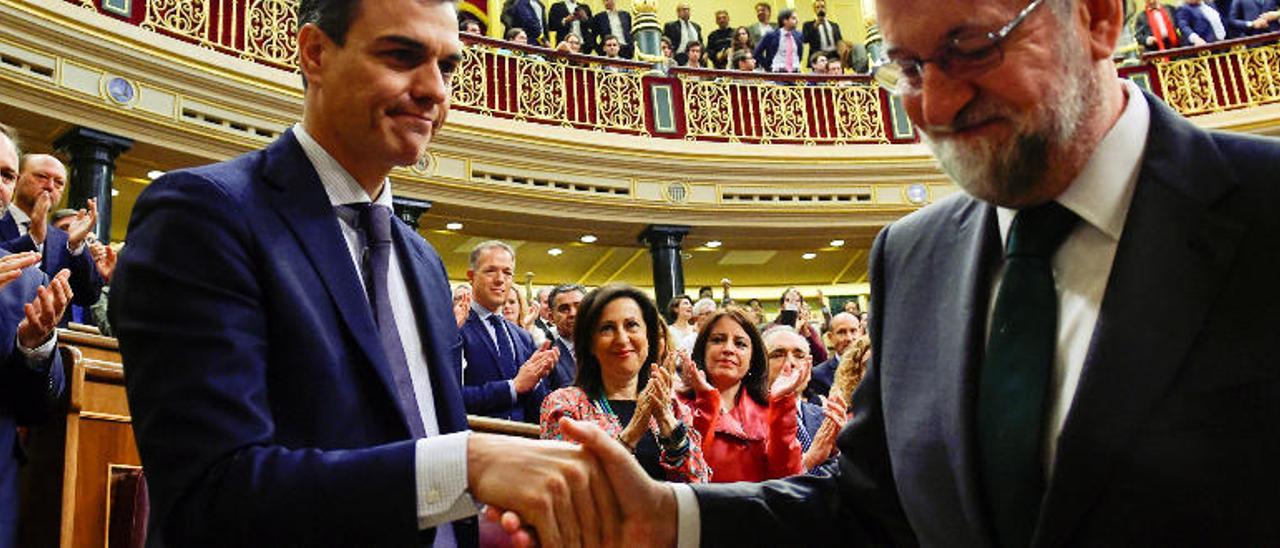 Pedro Sánchez y Mariano Rajoy encajan sus manos en el congreso durante el debate sobre la moción de censura. Foto: Pierre-Philippe Marcou