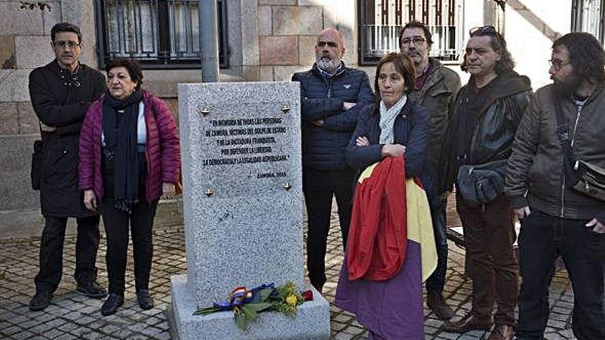 Los impulsores del homenaje, junto a la placa que fue descubierta este jueves.