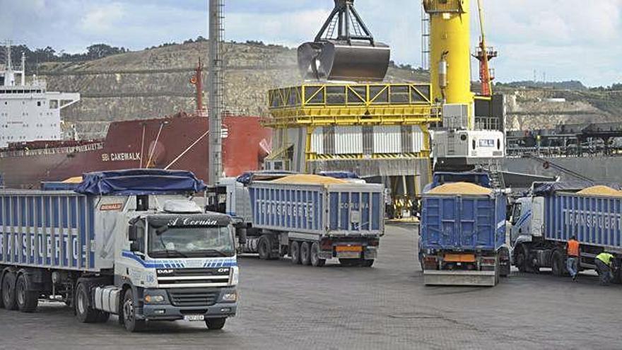 Descarga de mercancías en el puerto exterior de A Coruña.