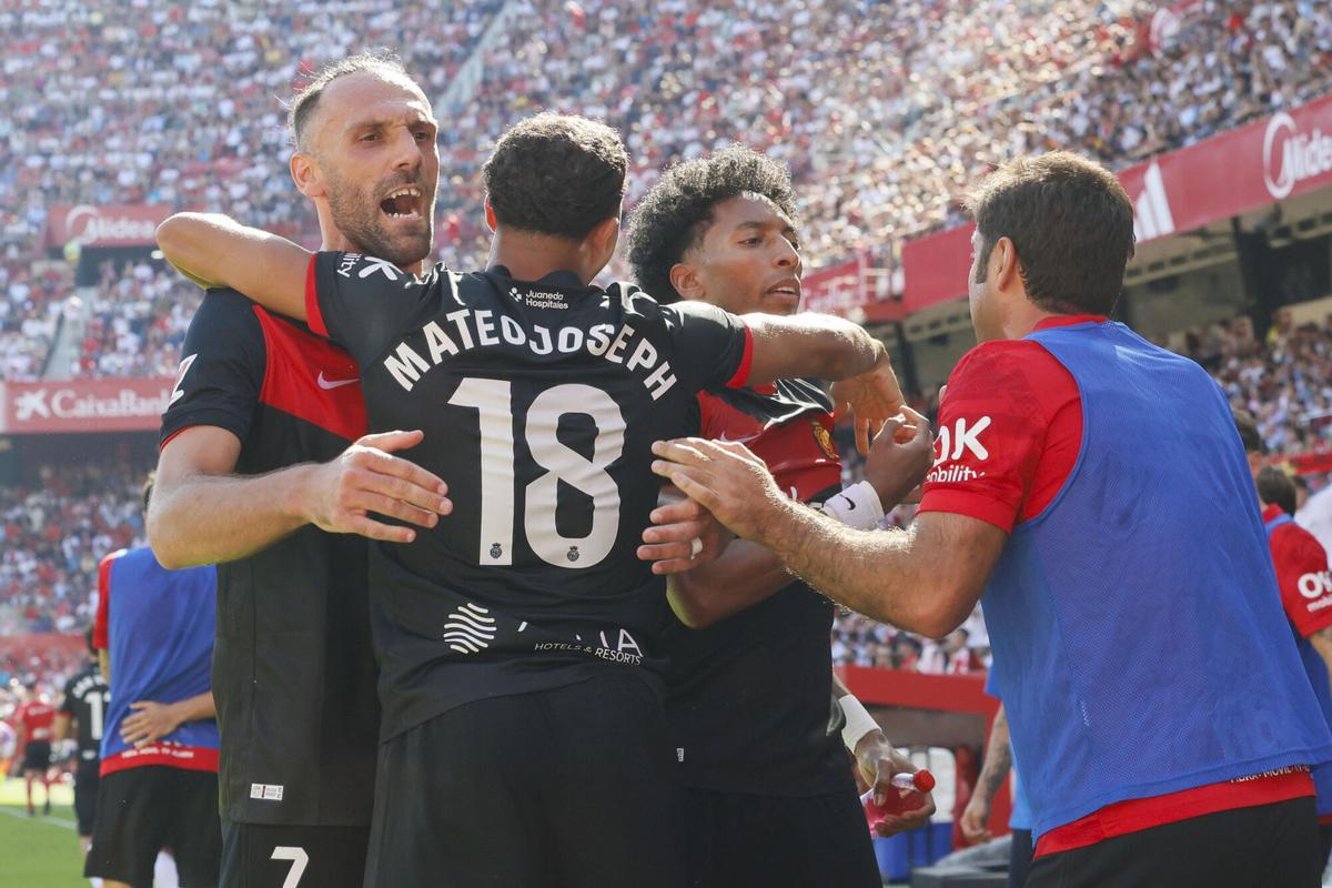 El delantero del Mallorca Mateo Joseph (2i) celebra tras anotar ante el Sevilla FC.