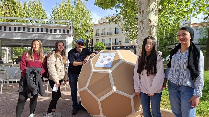 El Paseo de la Ciencia convierte la plaza Santa Bárbara de Peñarroya en un laboratorio al aire libre