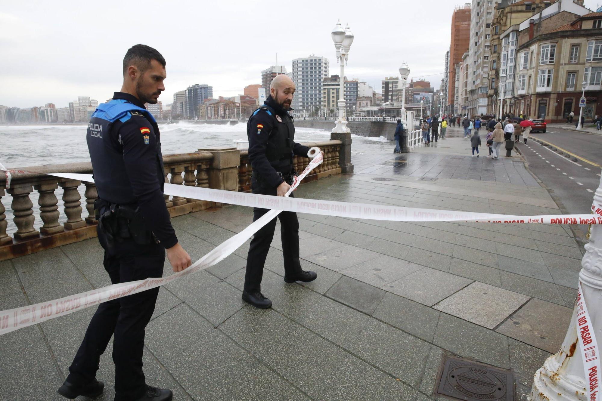 El oleaje vuelve a azotar la costa de Gijón y la Policía precinta parte del Muro (en imágenes)
