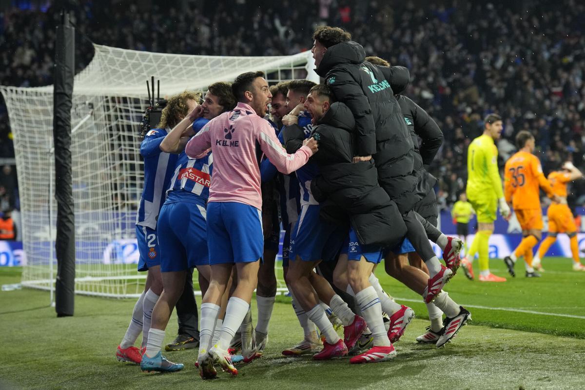 CORNELLÁ - EL PRAT (BARCELONA), 01/02/2025.- Los jugadores del Espanyol celebran el primer gol de su equipo durante el encuentro correspondiente a la jornada 22 de Laliga EA Sports que disputan hoy sábado el Espanyol y Real Madrid en el RCDE Stadium. EFE / Alejandro García