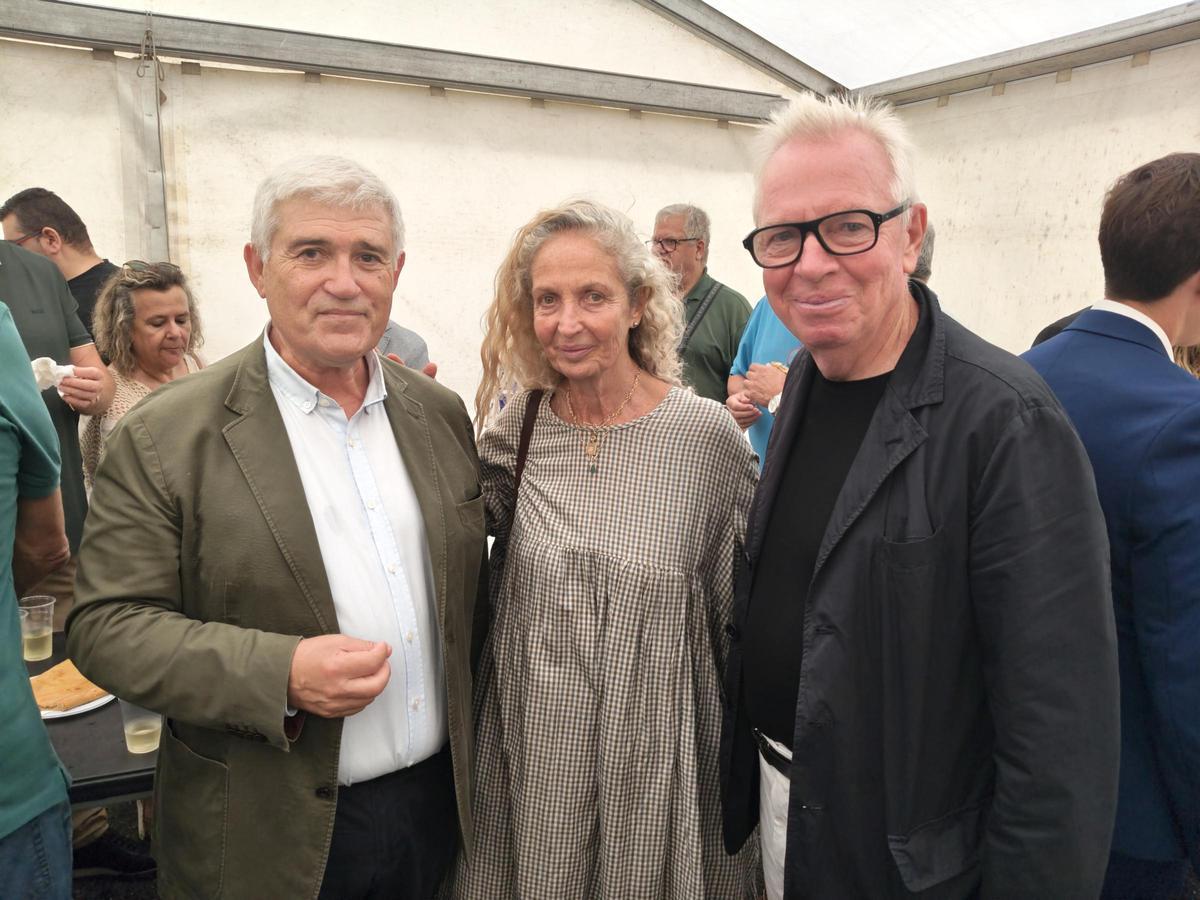 Ciprián Rivas, izquierda, con David Chipperfield y su esposa, Evelyn Stern.