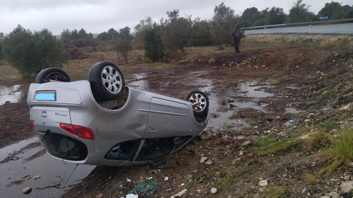 El coche se ha salido de la vía y ha quedado volcado