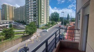 Terraza, tres habitaciones y más de 100 m2: la oportunidad inmobiliaria en Vigo por menos de 100.000 euros