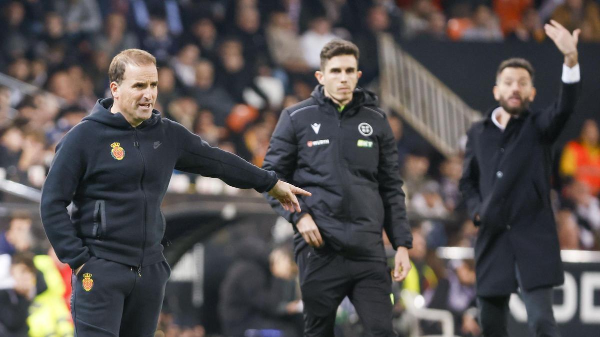 Jagoba Arrasate da instrucciones durante el encuentro entre el Valencia y el Mallorca este viernes.
