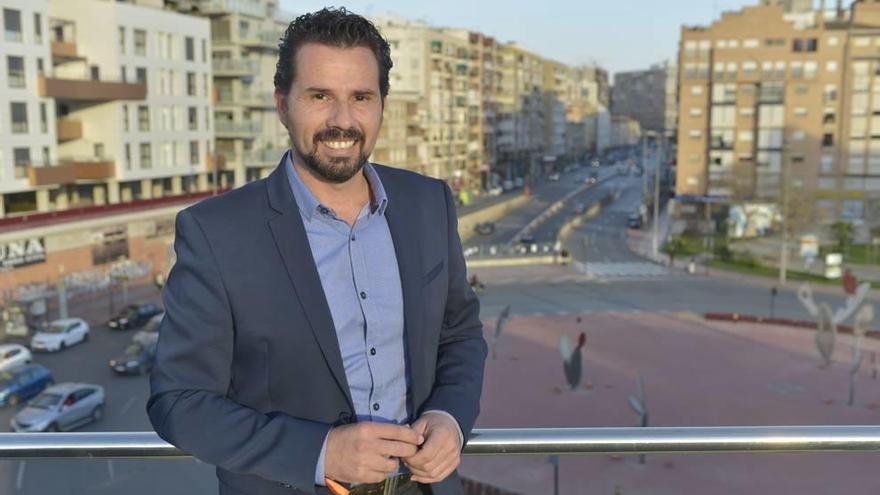 Mario Gómez Figal, delegado territorial de Ciudadanos en Murcia, con la Ronda Norte de la capital de fondo.