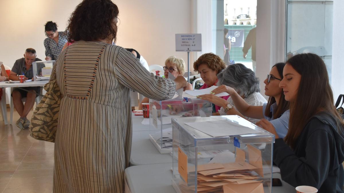 Los colegios electorales de Don Benito, preparados para una jornada de votación calurosa