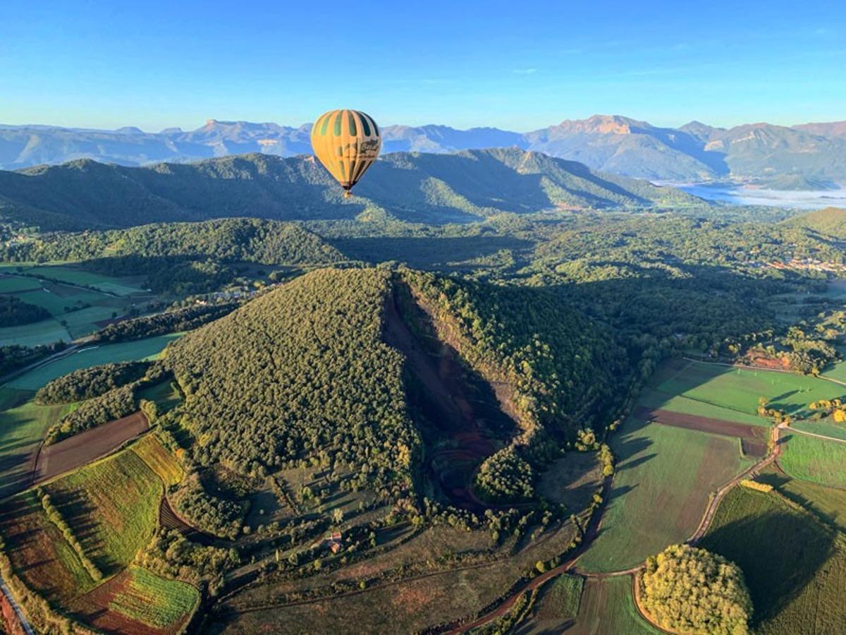 Para disfrutar del paisaje volcánico de la Garrotxa no hay nada mejor que un vuelo en globo aerostático sobre los cráteres de sus volcanes