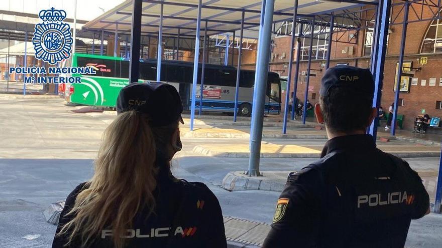 Agentes de la Policía Nacional en la estación autobuses de Málaga, en una imagen de archivo.